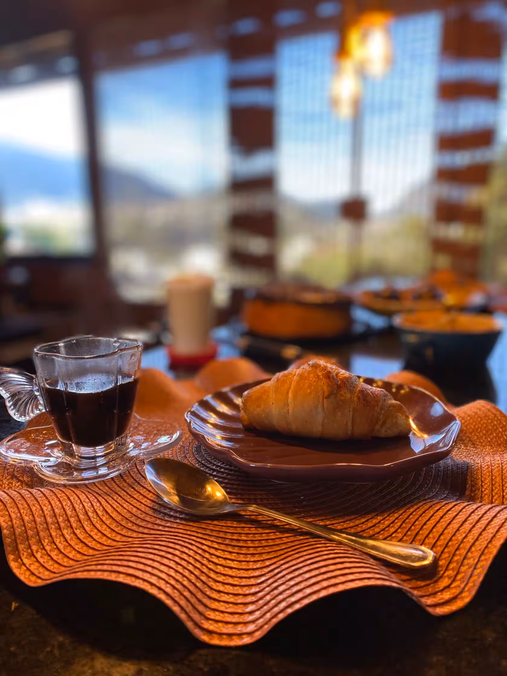 Mesa com café e croissant