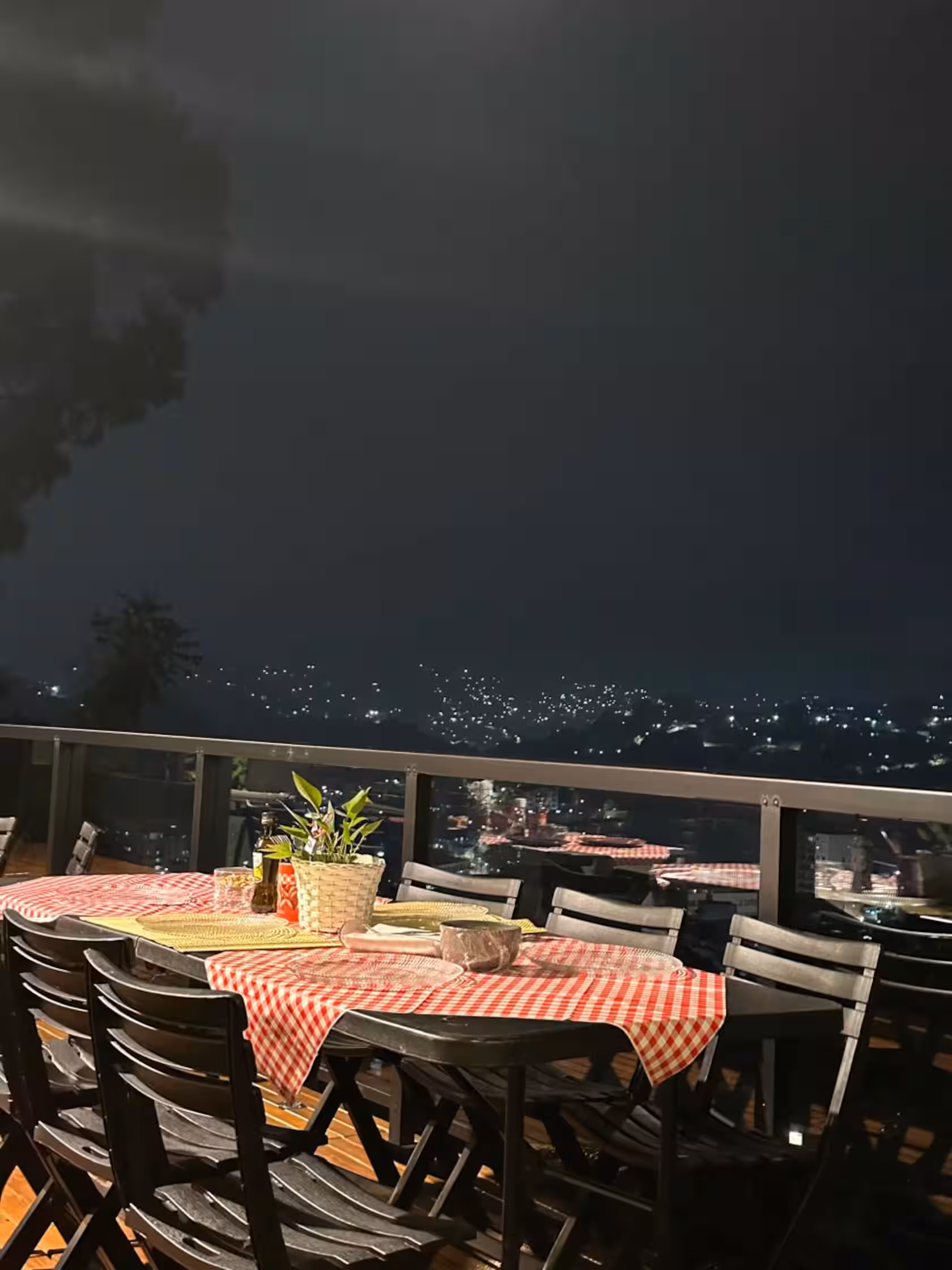 Mesa na área externa à noite com vista para a cidade