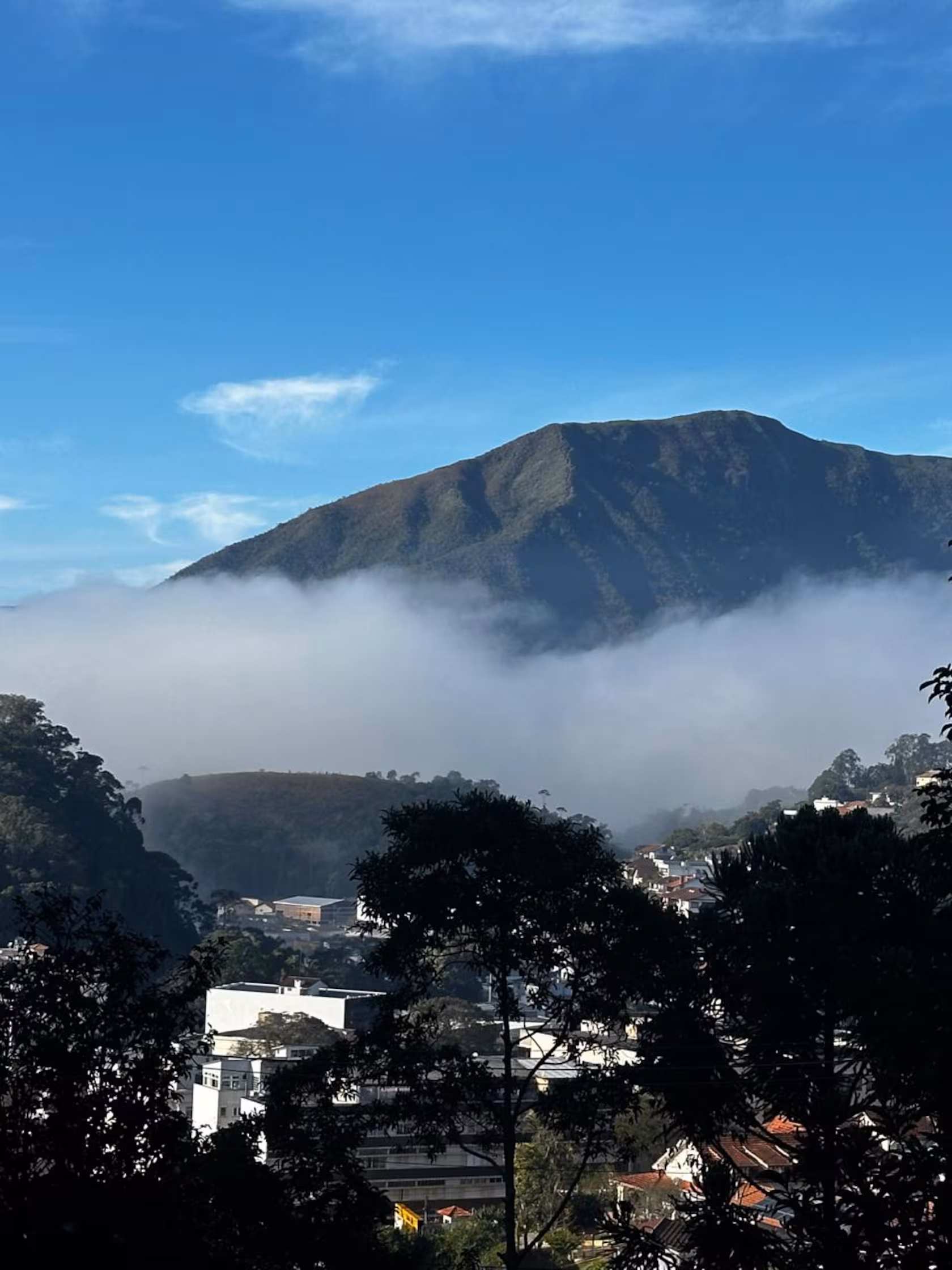 Montanha da Serra dos Órgãos com neblina
