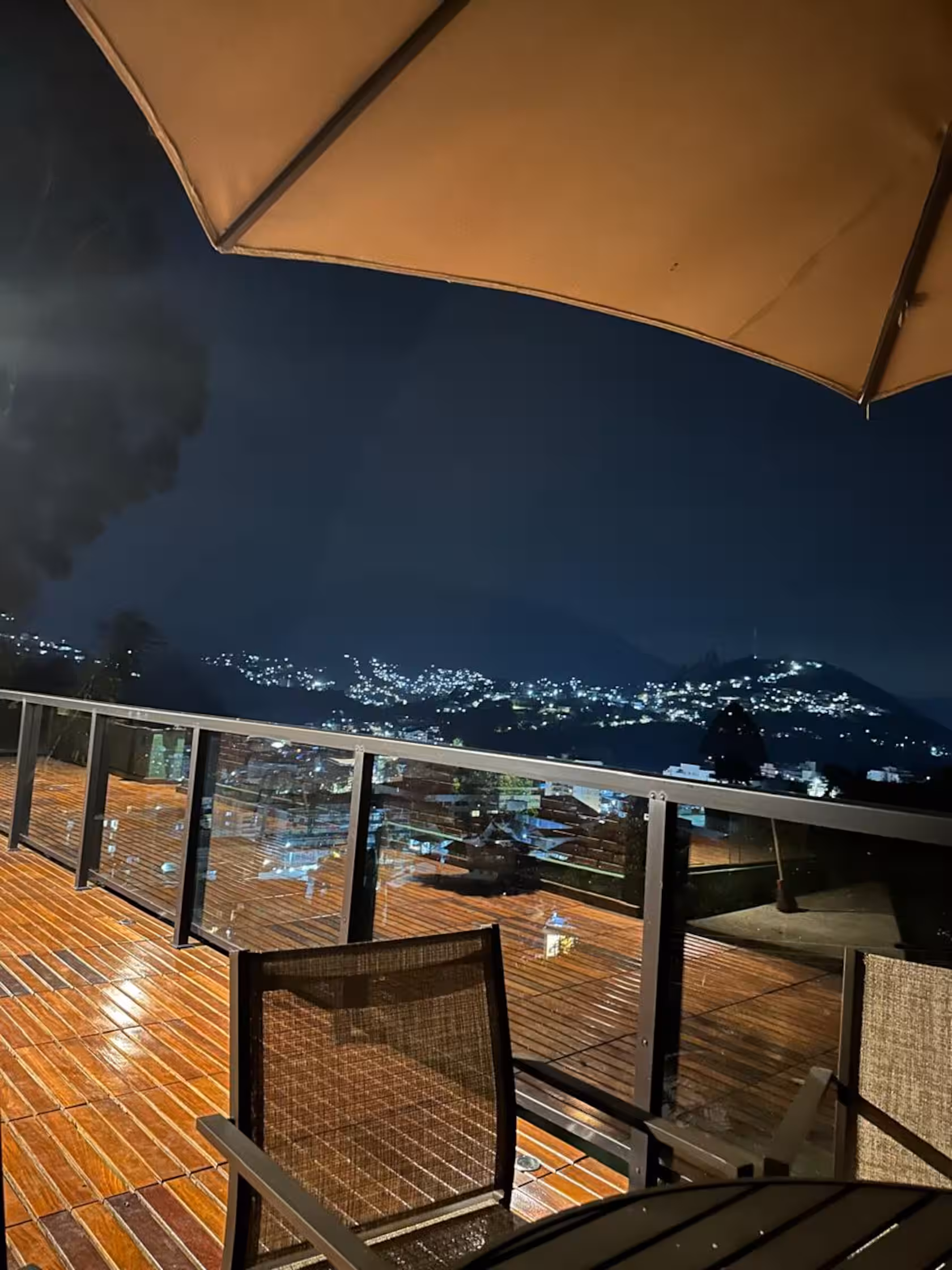 Varanda à noite com as luzes da cidade
