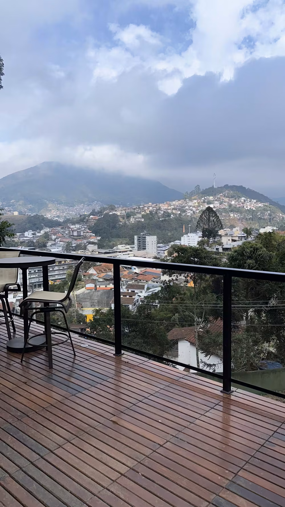 Varanda com vista para Teresópolis durante o dia